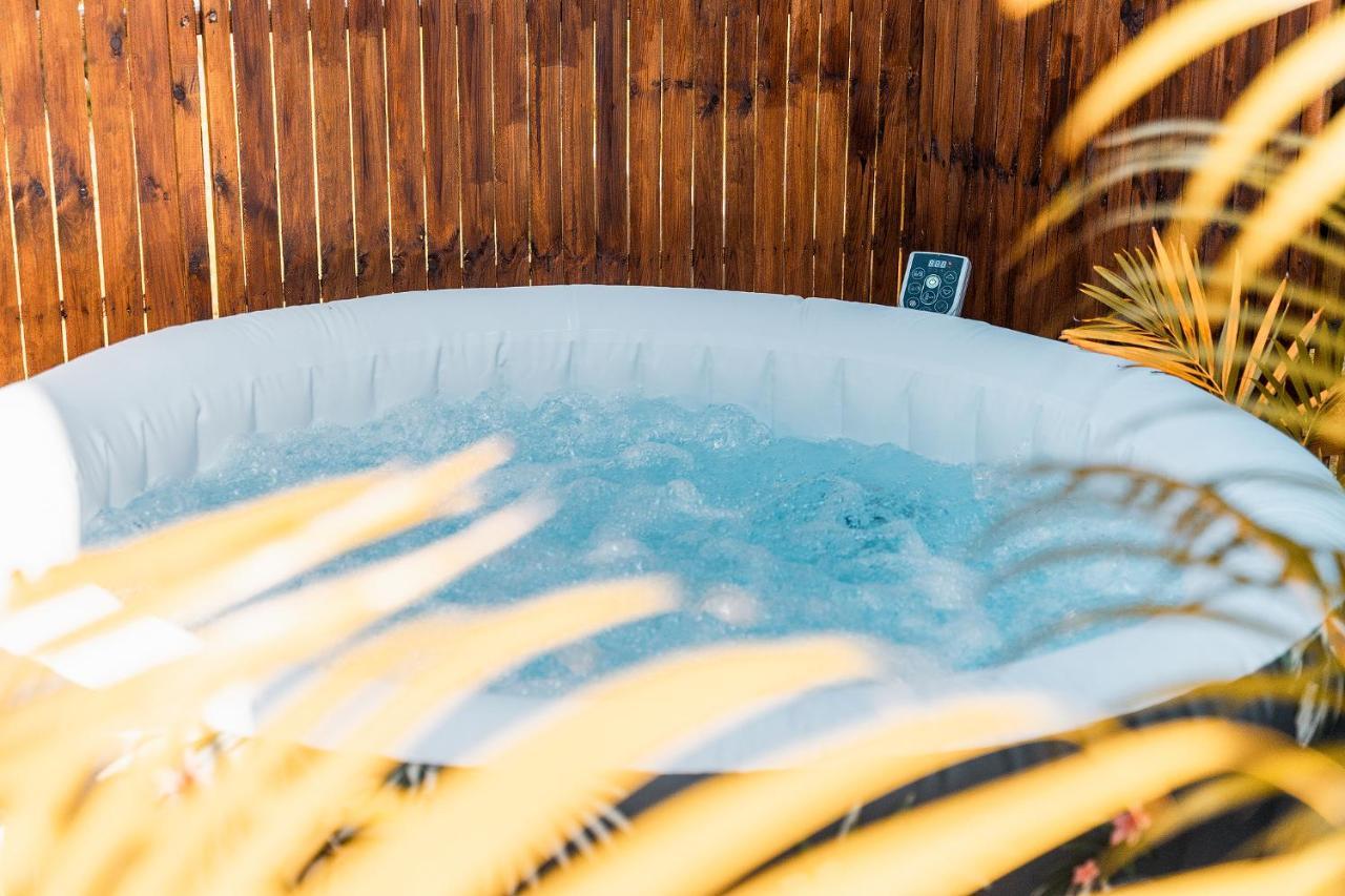 Charmant Chalet Avec Jacuzzi, L'Ile O Vert サン・フィリップ エクステリア 写真